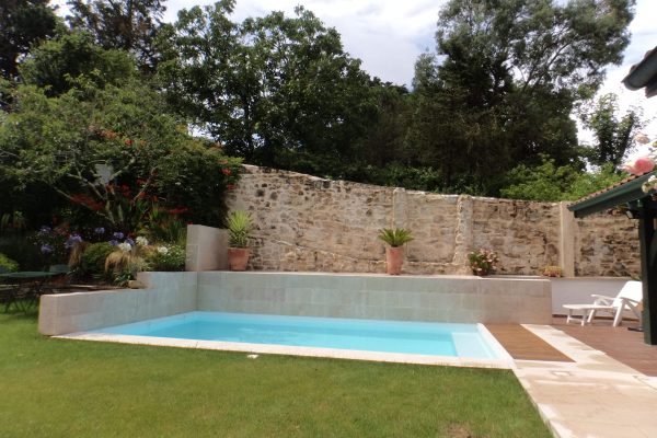 Aménagement d'un jardin fleuri sur Saint-Jean-de-Luz avec entrée, massifs fleuris et piscine.