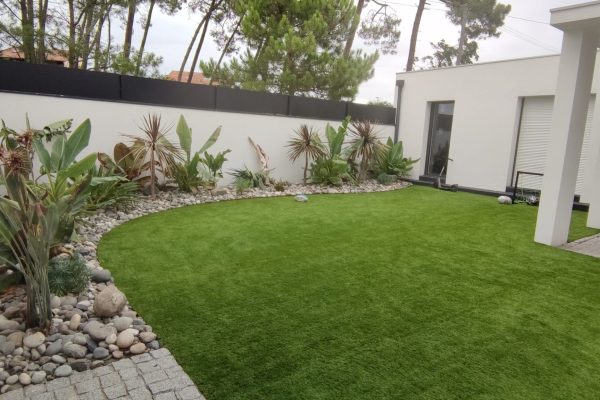 Réaménagement complet d'un jardin sur le thème de la Polynésie à Anglet.