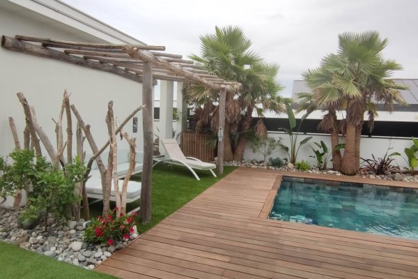 Réaménagement complet d'un jardin sur le thème de la Polynésie à Anglet.